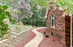 320 Tea Table Road, Nitro, WV 25143