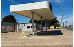 305 N 9th St, Slaton, TX 79364