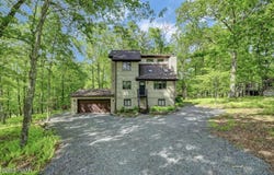 105 Chestnut Court, Lackawaxen, PA 18435