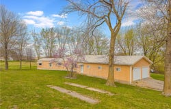 20 SE E Highway, Trenton, MO 64683