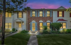 83 Pear Tree Ln, Franklin Twp., NJ 08823-1412