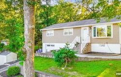 27 Minnehaha Boulevard, Oakland, NJ 07436