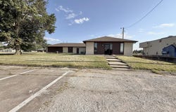 327 E Airport Drive, Carthage, MO 64836