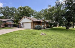 2 Beechwood Ln, Hutchinson, KS 67502