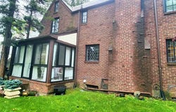 12 Longview Pl, Great Neck, NY 11021