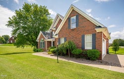 2 Oak Tree Ln, Louisville, KY 40245
