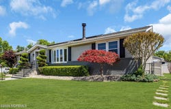 3 Brookview Lane, Manalapan, NJ 07726