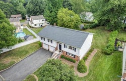4 Williamsburg Dr, Roseland Boro, NJ 07068-1215