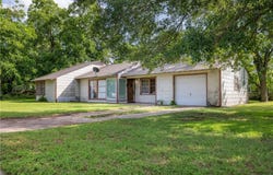1102 Post Oak Street, Hearne, TX 77859