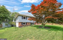 702 WILLIAMSBURG ROAD, STERLING, VA 20164