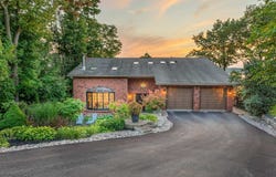 12 Pettet Drive, Scugog, Ontario L9L1B4