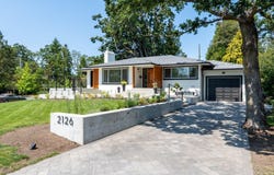 2126 Lansdowne Rd, Oak Bay, British Columbia V8P 1V6