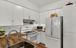 305 Rue Laviolette, Saint-Jérôme, Quebec J7Y4H7
