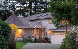 2832 Cadboro Bay Road, Oak Bay, British Columbia V8R5J9
