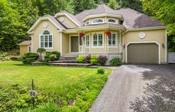 50 Rue des Flandres, Waterloo, QC J0E2N0, CA, Waterloo, Quebec J0E2N0