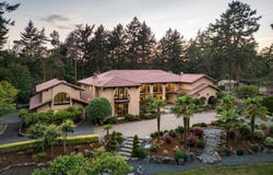 2495 Shannon Pl, Saanich, British Columbia V8N1X2