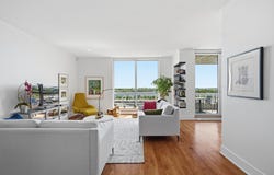 801 Rue de la Commune E. 504, Montréal (Ville-Marie), Quebec H2L 0A3