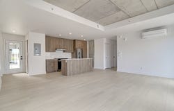 795 Av. Querbes, Montréal, Quebec H2V3W8
