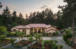 2495 Shannon Pl, Saanich, British Columbia V8N1X2