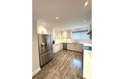 5473 Schueller Crescent, Burlington, Ontario L7L3T1