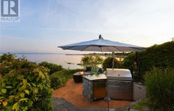 1611 Hollywood Crescent, Victoria, British Columbia V8S1H8