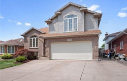 7721 Parkview Crescent, Niagara Falls, Ontario L2H2X4