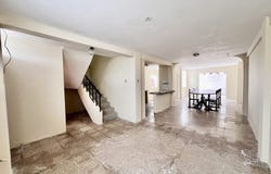 LAS DUNAS: GREAT TWO-STORY OPPORTUNITYatras del Supermaxi, Salinas, Santa Elena