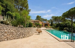 Nîmes, Languedoc-Roussillon 30000