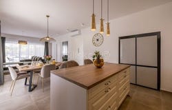 Kastel Luksic, Splitsko-dalmatinska 21216