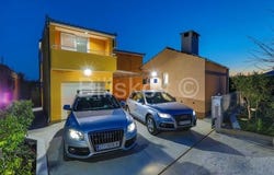 Kastel Luksic, Splitsko-dalmatinska 21215