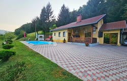 Klanjec, Krapina-Zagorje County 49290