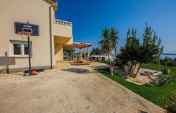 Kastel Luksic, Splitsko-dalmatinska 21214