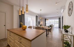 Kastel Luksic, Splitsko-dalmatinska 21216