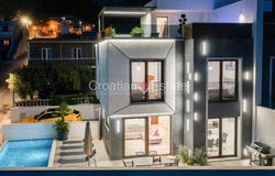 Makarska, Split-Dalmatia County 21300