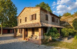 Cetona, Tuscany 53040