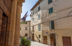 Cetona, Tuscany 53040