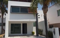 VENTA DE CASA como nueva, que cuenta con un roof garden para disfrutar de noches en familia, Fracc. Lomas Del Valle, Puebla, Puebla, 72595, Puebla, Puebla 72595