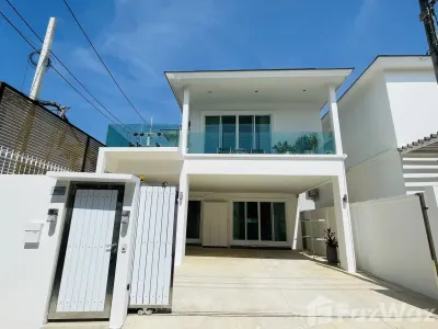 /international/th/the-crown-and-anchor-soi-muban-the-rich-villa-ko-kaeo-ko-kaeo-mueang-phuket-phuket-83000-tha-ko-kaeo-phuket-province-340108624538/