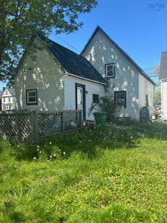 /international/ca/33-parade-street-yarmouth-nova-scotia-110108495690/