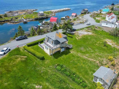/international/ca/125-the-point-road-blue-rocks-nova-scotia-110108769637/