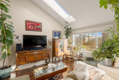 /international/ca/612-e-4th-street-north-vancouver-british-columbia-110107451505/