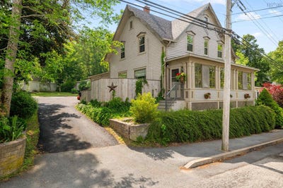 /international/ca/153-pleasant-street-bridgewater-nova-scotia-110101030593/