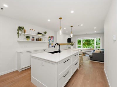 /international/ca/1925-w-2nd-avenue-207-vancouver-british-columbia-110108546898/