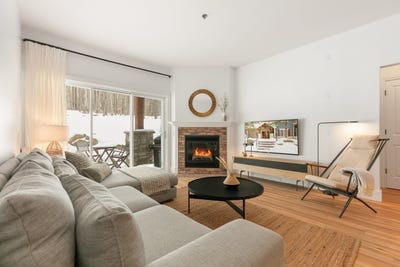 /international/ca/160-rue-du-cercle-des-cantons-102-bromont-quebec-110107399264/