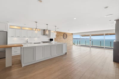/international/ca/15240-victoria-avenue-white-rock-british-columbia-110108495109/