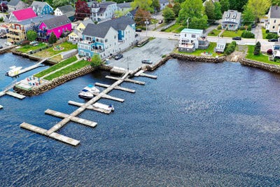 /international/ca/617-619-621-main-street-mahone-bay-nova-scotia-110108612953/