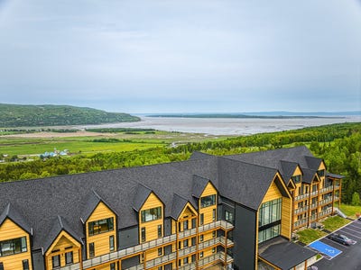 /international/ca/750-boul-monseigneur-de-laval-105-baie-saint-paul-quebec-110096544953/