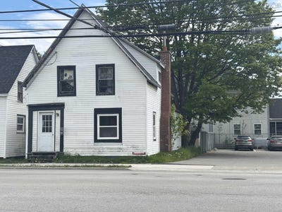 /international/ca/33-parade-street-yarmouth-nova-scotia-110108495690/