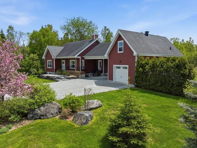 /international/ca/1031-rue-frederic-doyon-sherbrooke-brompton-rock-forest-saint-elie-deauvi-quebec-110108468445/