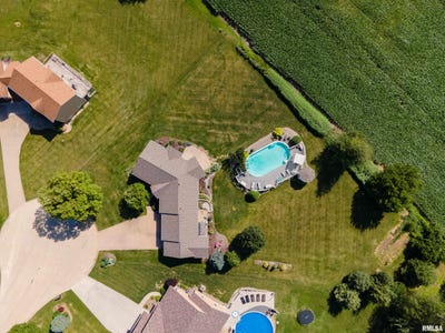 /international/us/27062-238th-street-le-claire-ia-110100464037/